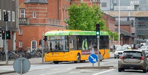 Bus der kører ad Jernbanegade i Esbjerg. 